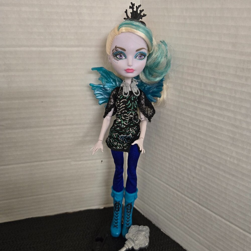❤ Ever After High Faybelle Thorn Daughter of Dark Fairy with stand and brush